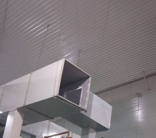 車間水簾風(fēng)扇負(fù)壓風(fēng)機(jī)+降溫水簾通風(fēng)降溫系統(tǒng);體后必將成為廠房通風(fēng)降溫設(shè)備的主流。濕簾（水簾）性能特點(diǎn)：采用新材料與空間交聯(lián)技術(shù)，高吸水、高耐水、抗霉變、耐腐蝕、使用壽命長(zhǎng)。產(chǎn)品蒸發(fā)比表面大，降溫效率達(dá)80%以上。產(chǎn)品含表面活性劑，自然吸水，擴(kuò)散速度快，效能持久。