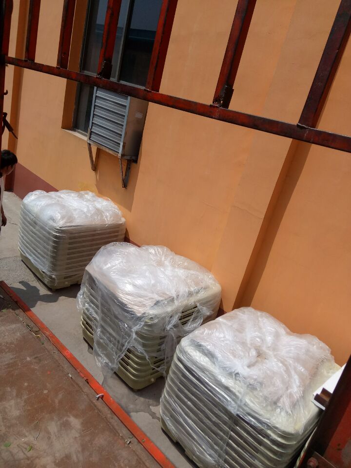 大型工廠降溫需要收益空調(diào)結(jié)合管道局部崗位送風(fēng) 而一般大的廠房就可以用水風(fēng)機(jī)整體降溫即可大型廠房面積大、有熱源，如何降溫？安裝環(huán)?？照{(diào)輸送大量涼爽鮮風(fēng)進(jìn)入車間；大量涼風(fēng)中和車間內(nèi)溫，吹人吹設(shè)備效果更佳；百平方只需一度電，降溫同時(shí)還可改善異味；舒適的工作環(huán)境、大大提高員工生產(chǎn)效率。