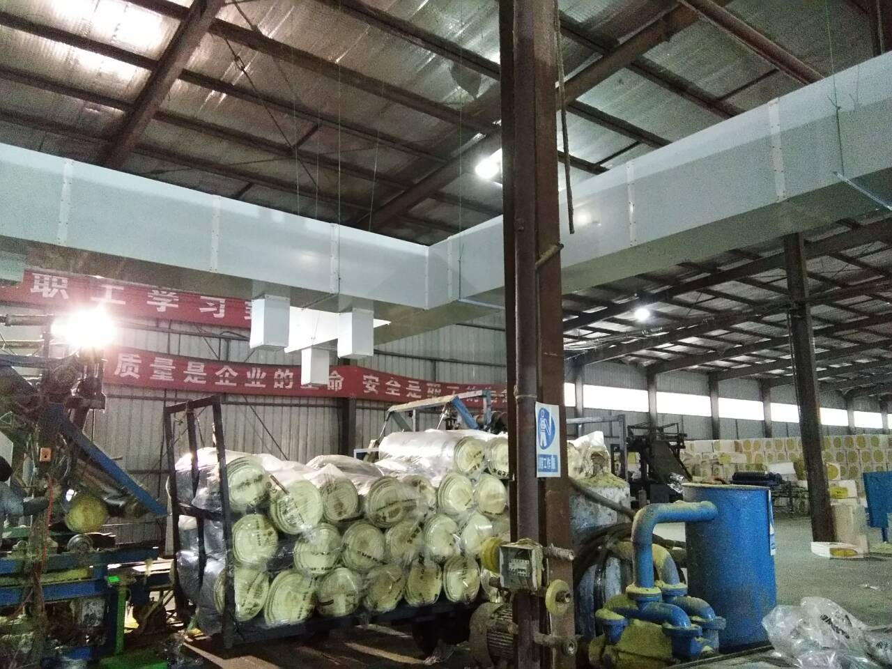 大型節(jié)能吊扇舒適的自然風解決了以下問題  1、物流園多為鋼結構現場，到了夏天，室內溫度比室外溫度高！  2、工作場所面積大的空氣不流通等，員工的工作環(huán)境普遍不好，工作效率低，有時會因悶熱而中暑。  3、工廠工作環(huán)境差，員工流動性大，企業(yè)人工費增加。  4、物流現場、倉庫面積大，員工分散，主要用于堆積貨物，降溫換氣設備難以選擇！