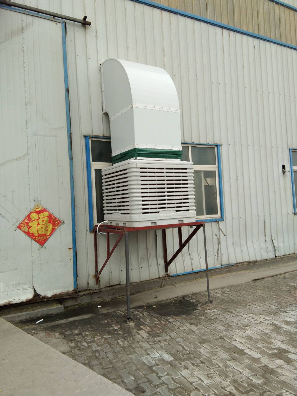 　車間降溫設(shè)備是根據(jù)水蒸發(fā)吸熱降溫的物理原理進(jìn)行降溫的，所以該降溫設(shè)備運(yùn)行成本是極低的。這樣人員的降溫問(wèn)題解決了，投資成本也能控制在合理的范圍。