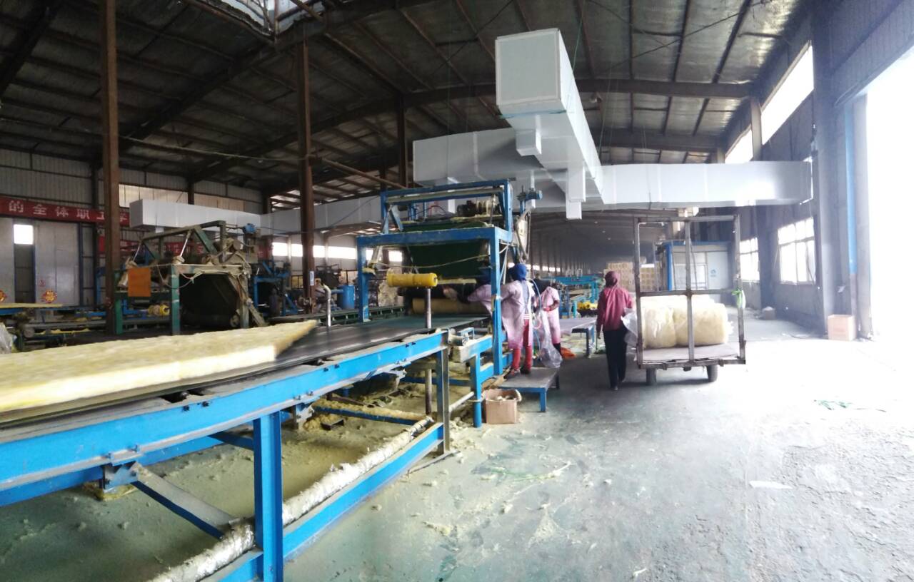 對(duì)車間內(nèi)工作的工人是一種煎熬，為了避免一些車間會(huì)產(chǎn)生工人中暑，車間降溫是企業(yè)公司必須進(jìn)行的。特別是到夏季了，很多廠房車間就要考慮高溫問(wèn)題了，一般的方法效果不大，還多花錢，尤其是在廠生產(chǎn)車間，溫度高，不能保證的品質(zhì)。因此，選擇適合的車間降溫設(shè)備是夏季降溫的關(guān)鍵。