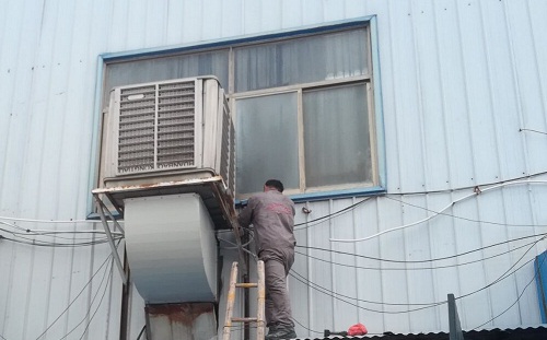 工廠降溫一般有幾個(gè)方法： 1、安裝傳統(tǒng)的空調(diào)、中央空調(diào)等。 優(yōu)點(diǎn)：降溫效果好。缺點(diǎn)：投入成本大、耗電。 2、安裝吊扇、牛角扇、落地扇。 優(yōu)點(diǎn)：成本低。缺點(diǎn)：效果差。 3、安裝負(fù)壓風(fēng)機(jī)、降溫水簾、環(huán)?？照{(diào)，等降溫設(shè)備。 優(yōu)點(diǎn)：降溫范圍廣、降溫成本低、投入成本中等、可以改善廠房工作環(huán)境。 缺點(diǎn)：影響美觀、安裝體積大、降溫效果中等。