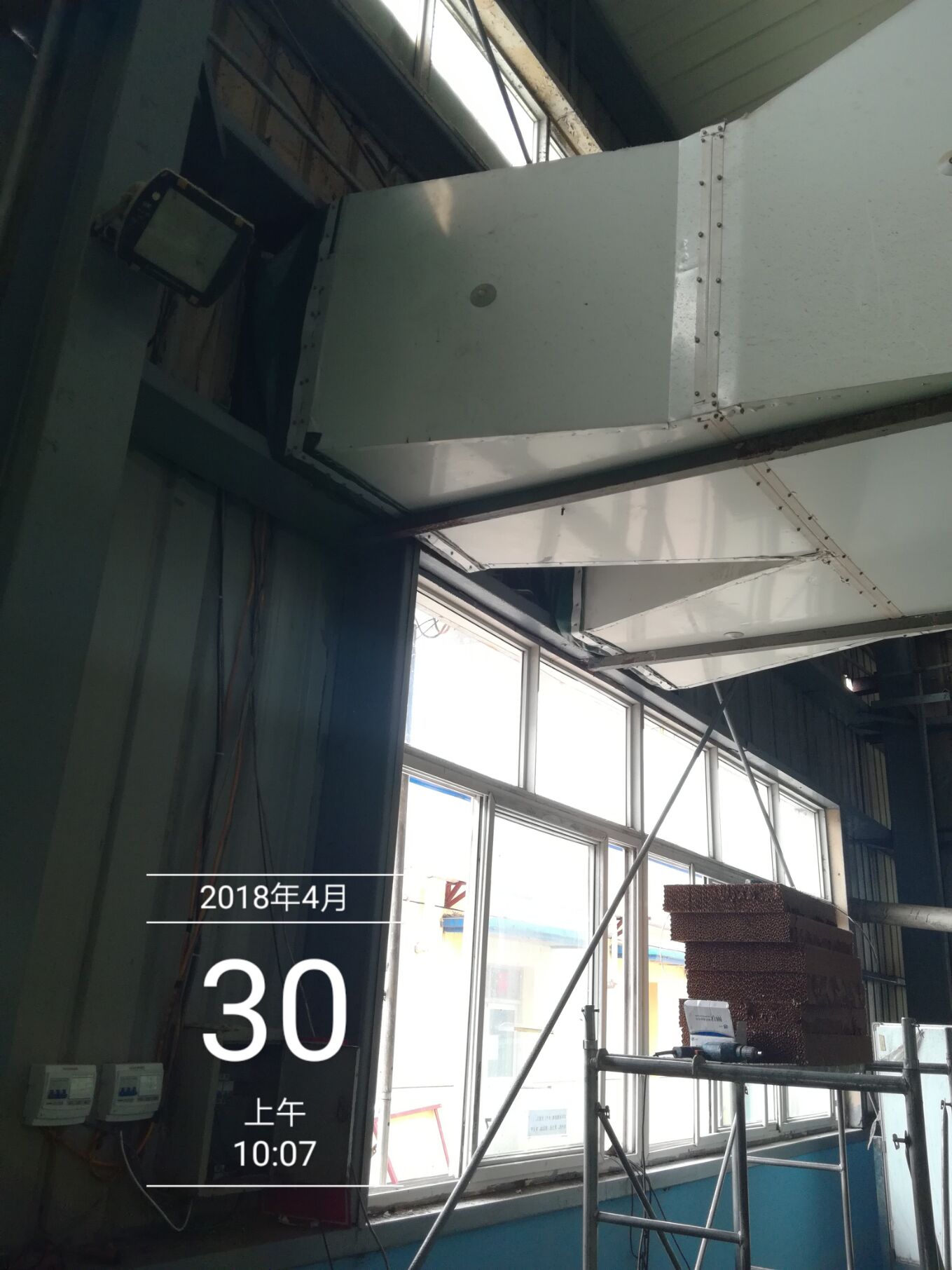 車(chē)間降溫_有關(guān)車(chē)間降溫設(shè)備方案高溫廠(chǎng)房車(chē)間怎么快速通風(fēng)降溫