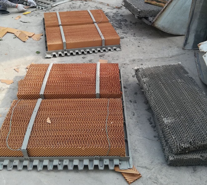 對水簾蒸發(fā)降溫系統(tǒng)的應(yīng)用和理解是養(yǎng)殖生產(chǎn)中容易被誤解和誤用的領(lǐng)域。人們的理解是水蒸發(fā)的越多，環(huán)境越?jīng)鏊?，溫度下降的越多，這種觀點是不正確的。安裝水簾蒸發(fā)降溫系統(tǒng)的雞舍，所能得到的溫度下降量與許多因素有關(guān)。帶走熱量的是水的蒸發(fā)而不是水的冷卻作用。個重要條件是當(dāng)時的氣溫和空氣的相對濕度大小。