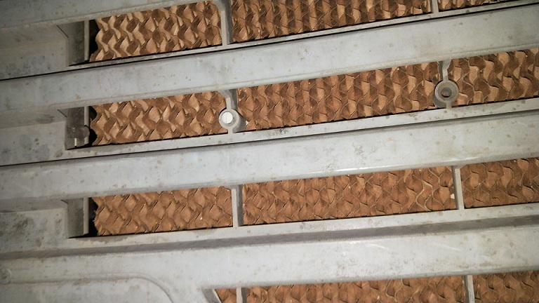 蒸發(fā)降溫系統(tǒng)的原理就是加濕水簾紙的表面并從紙的表面蒸發(fā)出水蒸氣?？諝饨?jīng)過水簾紙的進風(fēng)管的長度和角度，會對得到的水蒸氣的量造成影響。當(dāng)空氣穿過水簾紙的時候，3/8英寸（1cm）的進風(fēng)管直徑可以產(chǎn)生很好的氣體阻力，因為當(dāng)氣體通過水簾紙時會產(chǎn)生摩擦力，摩擦力引起溫度上升，會產(chǎn)生較高水平的蒸發(fā)作用。