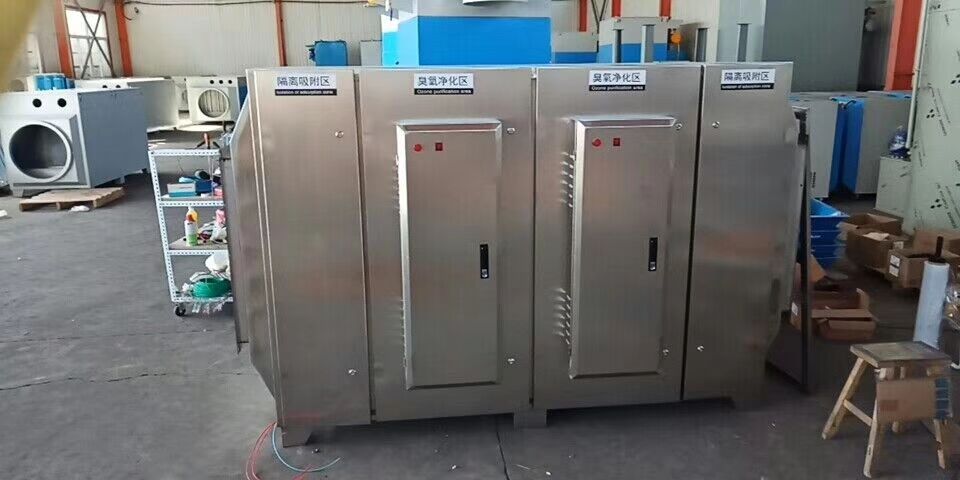 1.離心式風機，風機壓頭高，噪聲小，其中采用機翼形葉片的后彎式風機是一種低噪聲高效風機。 2.軸流式風機，在葉輪直徑、轉速相同的情況下,風壓比離心式低,噪聲比離心式高，主要用于系統(tǒng)阻力小的通風系統(tǒng);優(yōu)點：體積小、安裝簡便，可以直接裝設在墻上或管道內。 3.安裝負壓風機與水簾后，再把地下深井水抽上來直接供給水簾，（地下水一般溫度在16-20度）室外35度，車間內溫度能控制在24-28度左右?；旧虾涂照{一樣的效果。 4.部分家采用光解凈化設備，其運行成本低：本設備無任何機械動作，無噪音，無需專人管理和日常維護，只需作定期檢查，本設備能耗低，（每處理1000立方米/小時，僅耗電約0.35度電能），設備風阻極低＜50pa,可節(jié)約大量排風動力能耗。