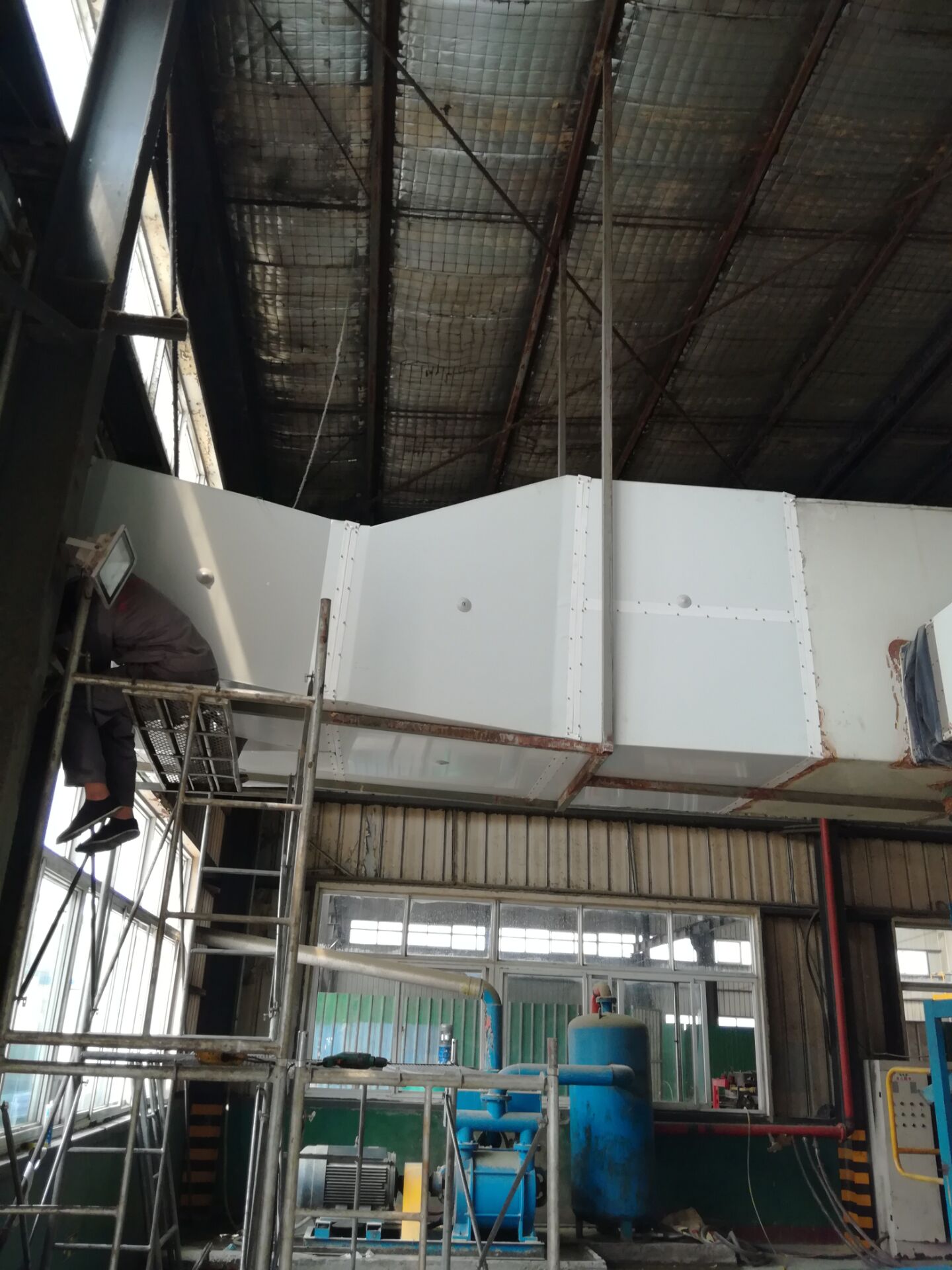 通風透氣 在整個系統(tǒng)的相互配合下抽風風機迅速排走室內(nèi)人員、機器產(chǎn)生的熱氣、廢氣、異味避免了廢氣及異味對人體的。整個室內(nèi)空氣快可以在一分鐘內(nèi)更新一次這是一般空調(diào)所無法達到的效果。