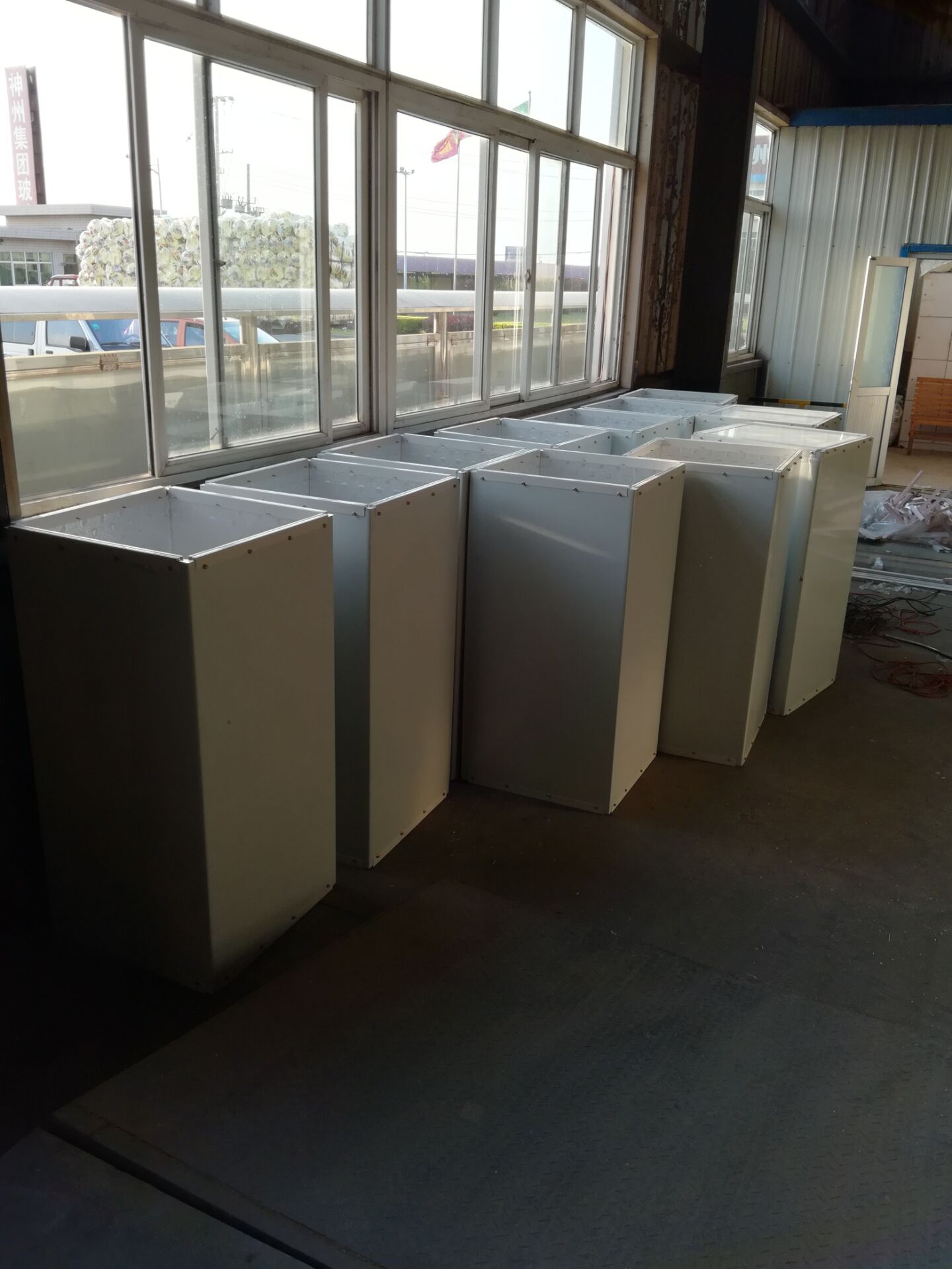 有人想到了一個簡單有效的辦法：在車間放冰塊降溫，放在風扇前，吹出來的風比之間涼爽許多，很多客戶采用負壓降溫水簾風機或正壓降溫環(huán)保空調(diào)降溫方式，不僅價格親民而且還能通風換氣降溫