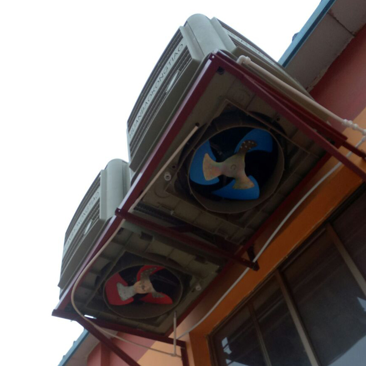 換句話說就是車間內(nèi)只有部分區(qū)域有工作崗位，這個(gè)時(shí)候就非常適合采用崗位定點(diǎn)降溫，人員崗位在哪里，濕簾冷風(fēng)機(jī)送風(fēng)管道就走管道、開風(fēng)口，對(duì)著工作崗位上的工人降溫。沒有人員工作的區(qū)域就暫不進(jìn)行降溫。