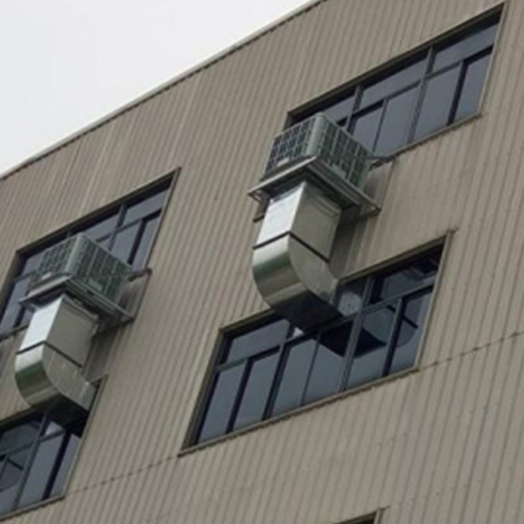 安裝濕簾冷風(fēng)機(jī)并使用的同時，可以不關(guān)閉門或窗戶，通風(fēng)效果好，同時提高降溫效果。為確保工作環(huán)境的舒適度，在生產(chǎn)車間安裝工業(yè)節(jié)能環(huán)?？照{(diào)，既換氣除塵，又通風(fēng)降溫，增加車間空氣含氧量。濕簾冷風(fēng)機(jī)、水空調(diào)、冷氣機(jī)，采用先進(jìn)的技術(shù)，集降溫、除塵、換氣、祛味于一體的節(jié)能降溫新產(chǎn)品。