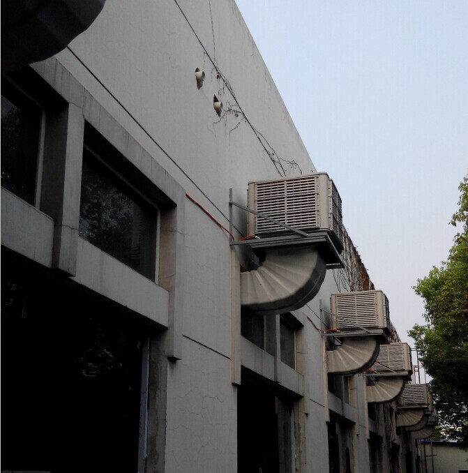 塑料瓶蓋廠怎么降溫工位送風(fēng)系統(tǒng)設(shè)計(jì) 五金加工車(chē)間降溫通風(fēng)方案 五金加工車(chē)間降溫通風(fēng)方案 機(jī)械配件廠房降溫?fù)Q氣設(shè)備安裝 機(jī)械配件廠房降溫?fù)Q氣設(shè)備安裝 橡膠傳送帶廠高溫怎么通風(fēng)降溫？ 橡膠傳送帶廠高溫怎么通風(fēng)降溫？ 紡織廠工位管道送風(fēng)降溫方法 紡織廠工位管道送風(fēng)降溫方法 車(chē)間廠房降溫為什么選擇環(huán)?？照{(diào) 車(chē)間廠房降溫為什么選擇環(huán)?？照{(diào) 魚(yú)粉飼料車(chē)間排風(fēng)降溫除臭方法 魚(yú)粉飼料車(chē)間排風(fēng)降溫除臭方法 門(mén)窗廠降溫怎么做？工廠送風(fēng)降溫案例 門(mén)窗廠降溫怎么做？工廠送風(fēng)降溫案例